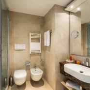 Family_Suite_Bathroom.jpg