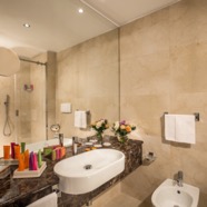 Executive_Room_Lake_View_Bathroom_1.jpg